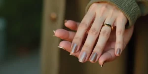 Uñas con manicura francesa